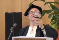 Rainer Köpf bei der Luther Weinprobe mit einem Glas Wein
