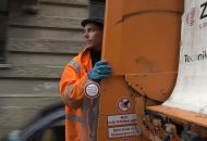 Müllmann Tobias Krieg bei seiner Arbeit am Müllauto