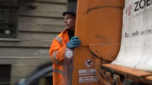 Müllmann Tobias Krieg bei seiner Arbeit am Müllauto