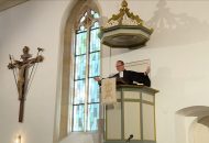 Das Bild zeigt den Pfarrer auf der Kanzel während der Predigt im Gottesdienst in Walddorfhäslach