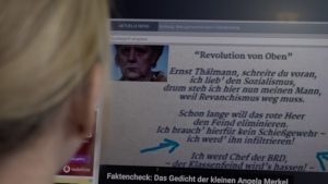 Fake News: Bild zeigt einen Computer-Bildschirm, auf dem Angela Merkel und Schlagzeilen zu sehen sind.