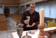 Pfarrer Matthias Hanßmann erklärt das Abendmahl
