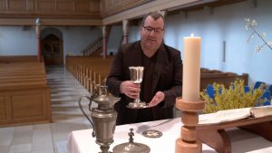 Pfarrer Matthias Hanßmann erklärt das Abendmahl