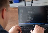 Künstliche Intelligenz: Bild zeigt eine Laptop mit binärem Code