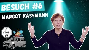 10 schnelle Fragen an Margot Käßmann: Das Bild zeigt Frau Käßmann mit in die Luft gestreckten Armen und einen alten grauen Renault R4 daneben