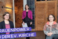 Frauenpower in der Evangelischen Kirche: Bild zeigt Gäste und Moderatorin stehend in einer Halle