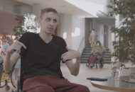 Flüchtlinge im Rollstuhl - Flucht aus Ukraine: Bild zeigt einen jungen Mann im Rollstuhl