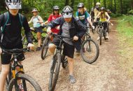 Das Bild zeigt Jugendliche auf Mountainbikes, die auf einem Waldweg stehen. Mit dem Projekt erFAHRbar will Leiter Samuel Löffler neue Wege in der evangelischen Jugendarbeit gehen.