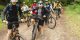 Das Bild zeigt Jugendliche auf Mountainbikes, die auf einem Waldweg stehen. Mit dem Projekt erFAHRbar will Leiter Samuel Löffler neue Wege in der evangelischen Jugendarbeit gehen.