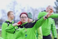 Tamara Röske: Multitalent mit Down-Syndrom. Bild zeigt eine junge Frau mit Down-Syndrom beim ausüben einer sportlichen Übung im Kugelstoßen.